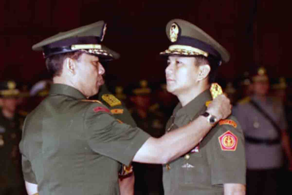 Wiranto mencabut pangkat Prabowo Subianto