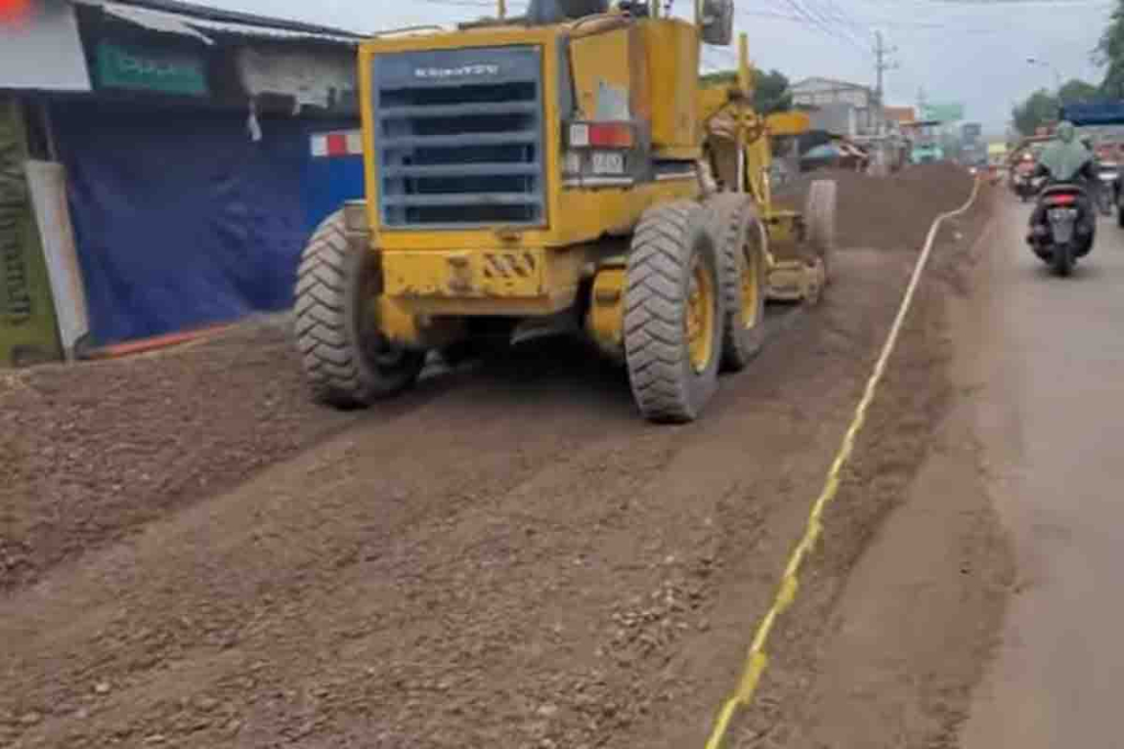 Proyek pelebaran  jalan Bringkang – Menganti di Kecamatan Menganti, Gresik
