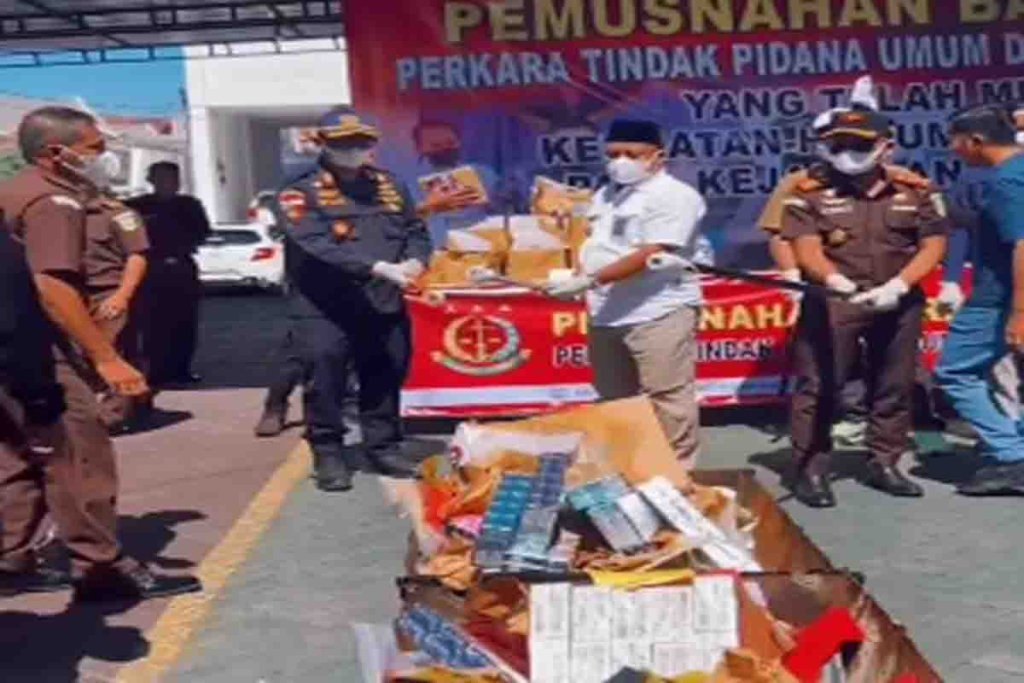 Pemusnahan rokok ilegal oleh Kejari Sampang