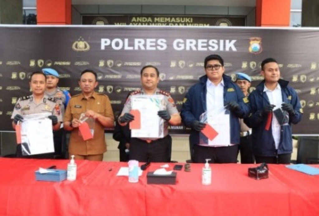 Kapolres Gresik, AKBP Ramadhan Nasution saat konpers penipuan SK ASN