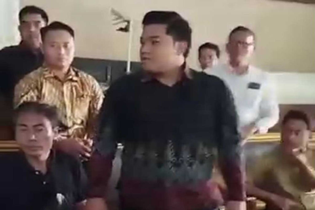 Syahrul Munir (pakai batik lengan panjang) saat meluapkan amarahnya ke pedagang Dusun Semambung