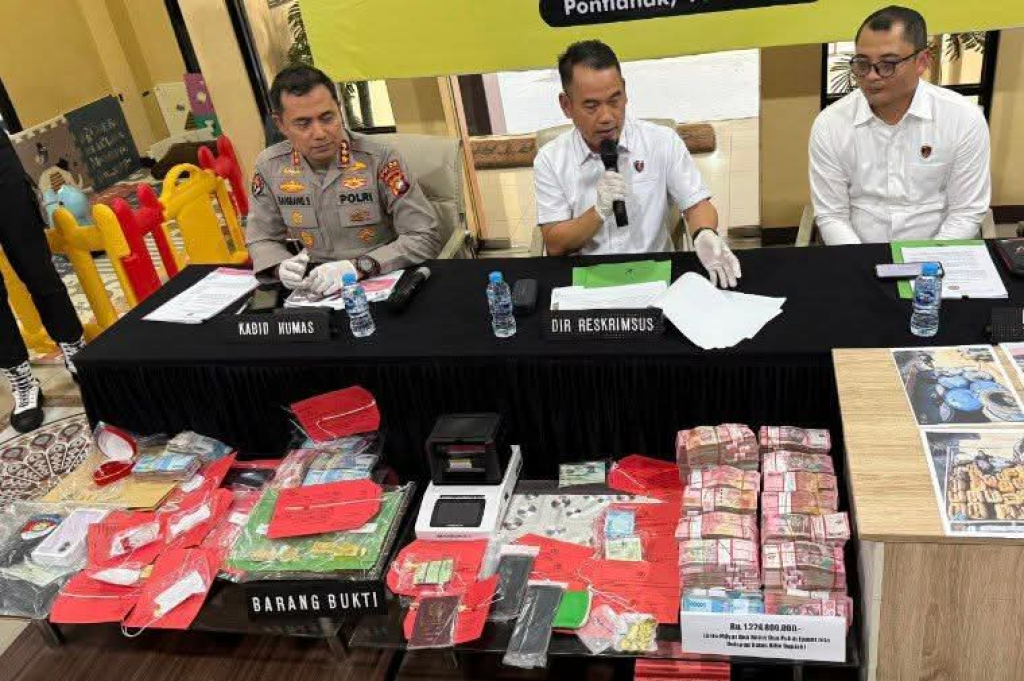 Kombes Pol Burhanudin memimpin konpers kasus tambang ilegal