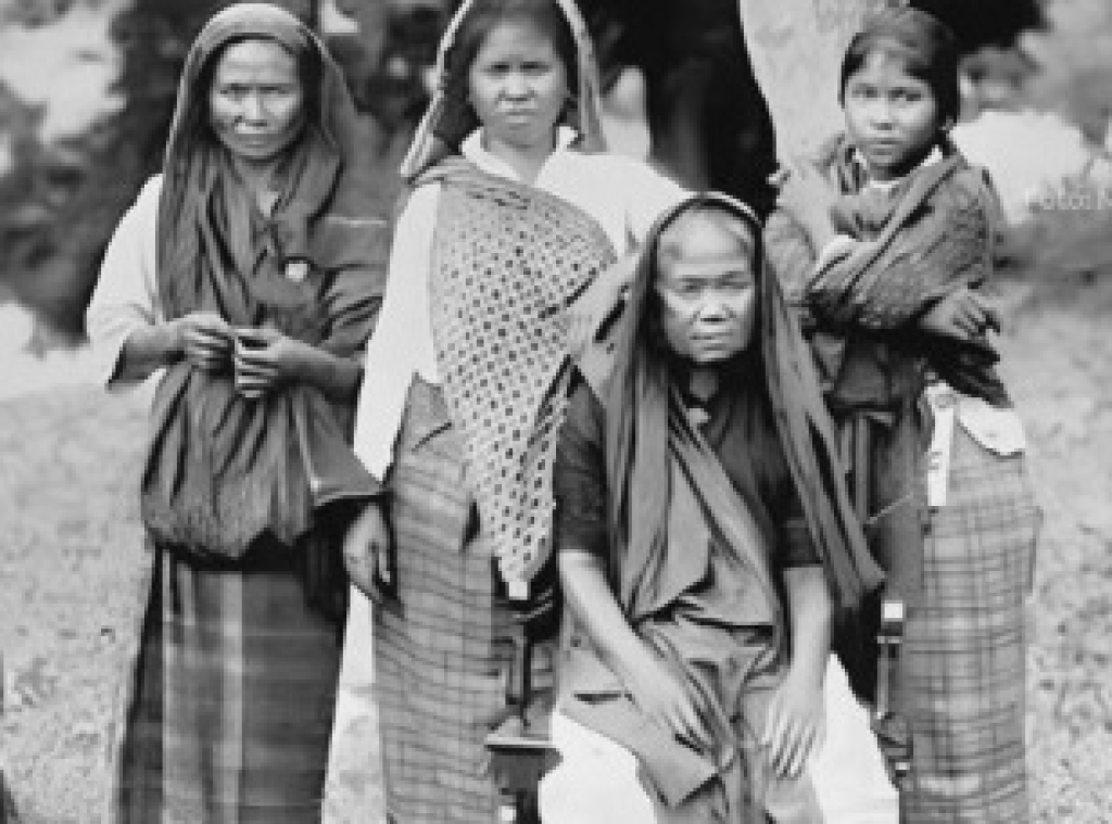 Teungku Fakinah adalah perempuan yang duduk di tengah.