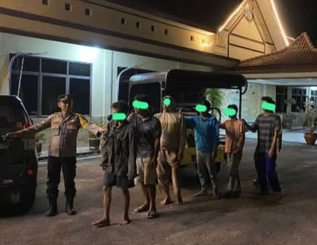 6 orang yang diamankan Polres Bangka Barat dari lokasi tambang timah ilegal