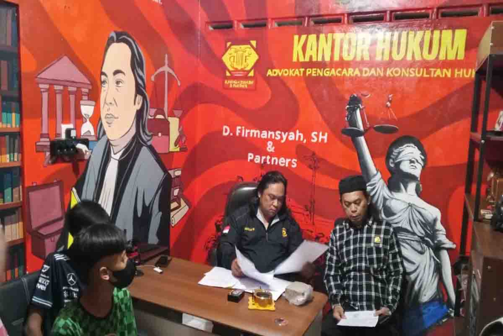 Dodik Firmansyah dan Sukardi bersama para korban dugaan penganiayaan