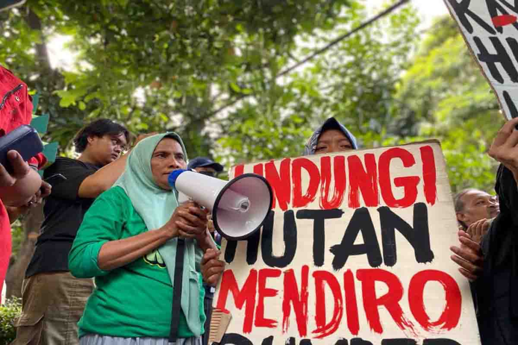 Aksi teatrikal di depan Gedung Perum Perhutani Divisi Regional Jawa Timur,