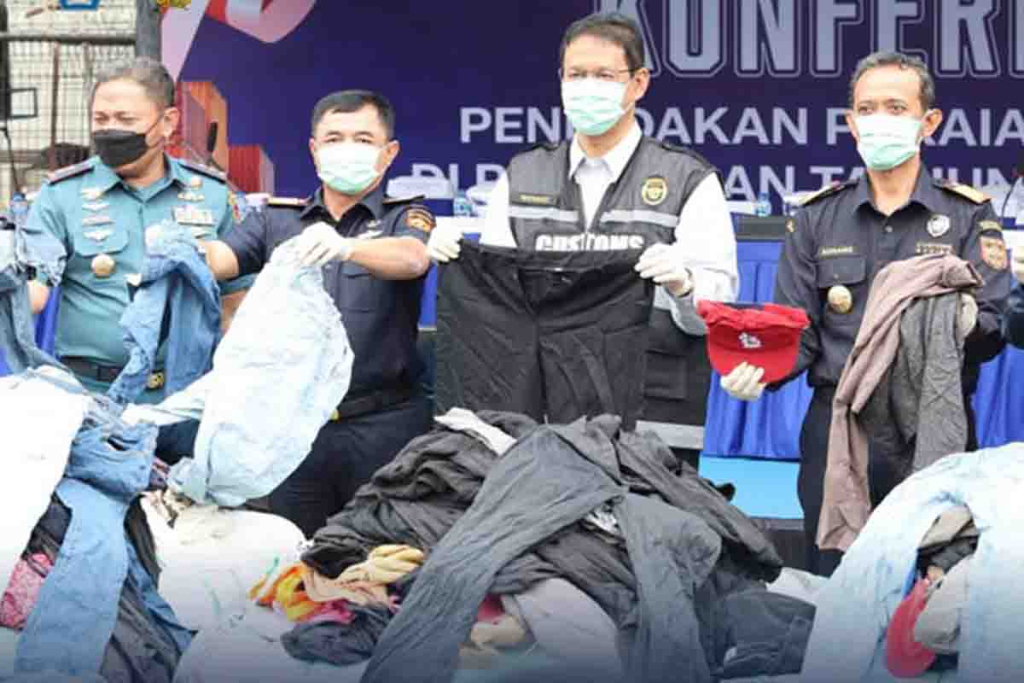 Menteri Keuangan dan jajaran Bea Cukai saat konpers