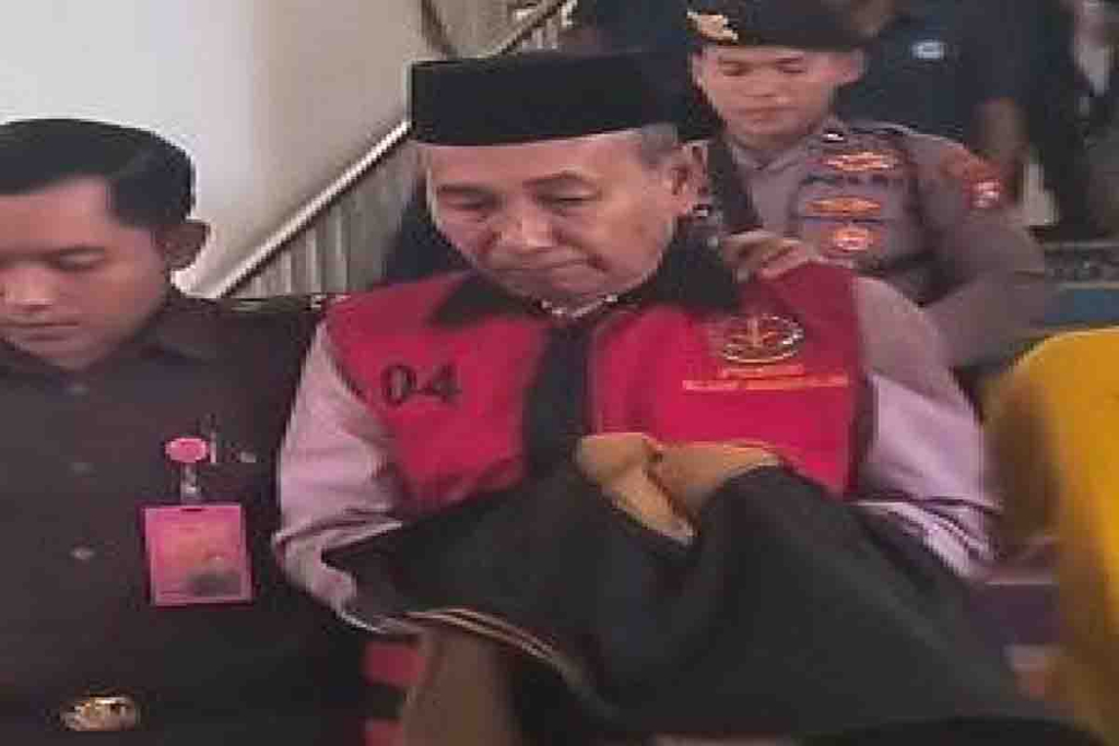 Moh Kamil (pakai rompi pink)