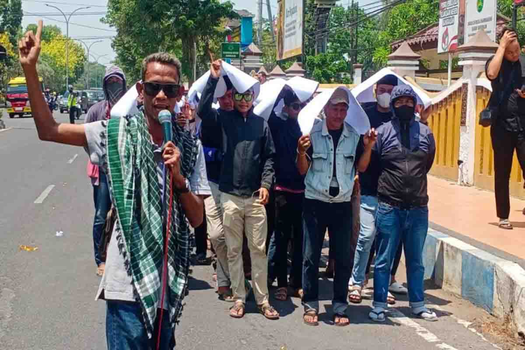 Puluhan warga melakukan demo di depan Kantor Kejari Bangkalan
