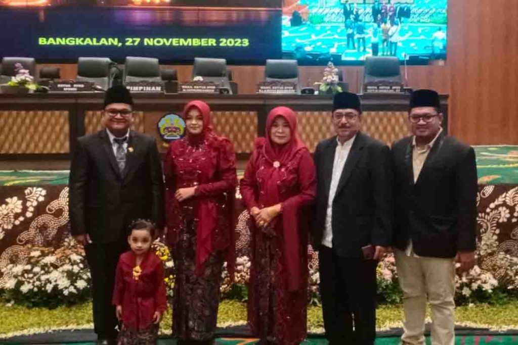 Fikki Hulayfi bersama Ketua DPRD Bangkalan usai pelantikan PAW
