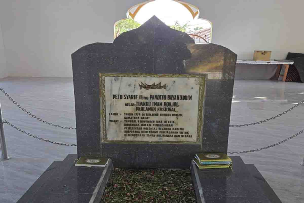 Makam Muhammad Shahab atau Tuanku Imam Bonjol