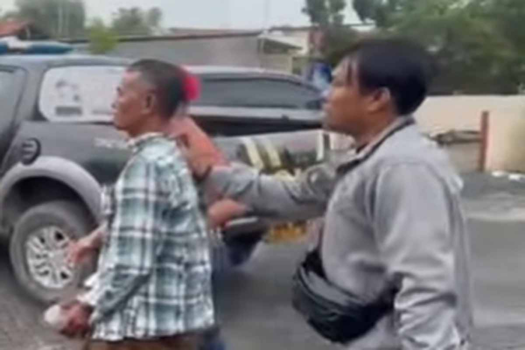 Raden Moh Anwar (pakai kemeja) saat diamankan anggota Polsek Sreseh