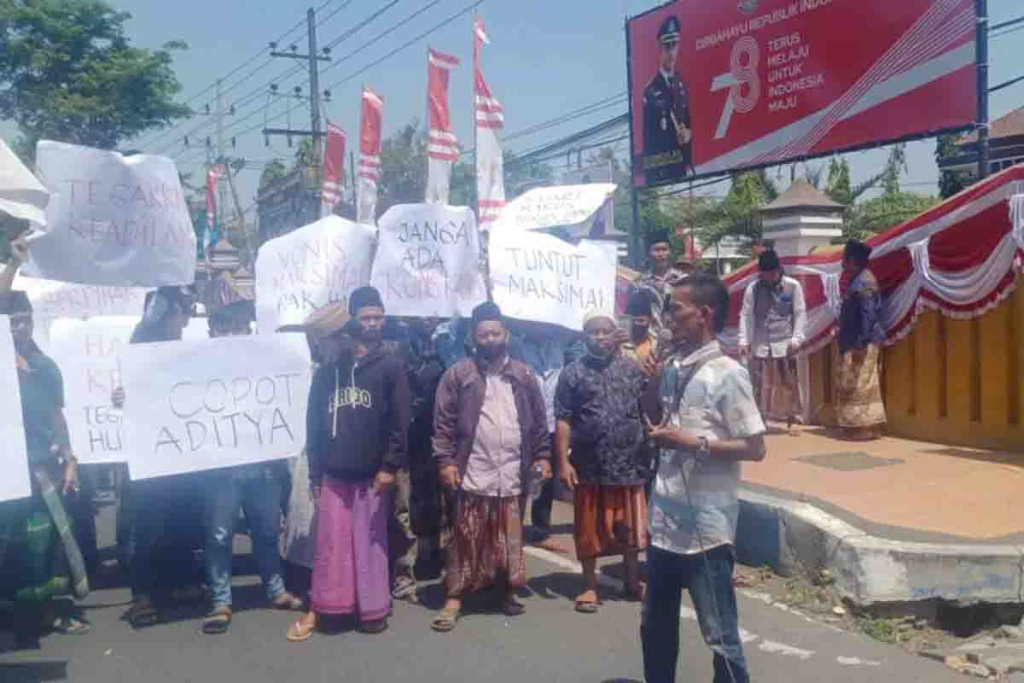 Massa Pemuda Kokop Menggugat demo di Kejari Bangkalan