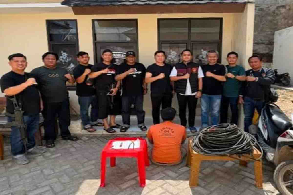 Pencuri kabel dan barang bukti yang diamankan  Polsek Terbanggi Besar