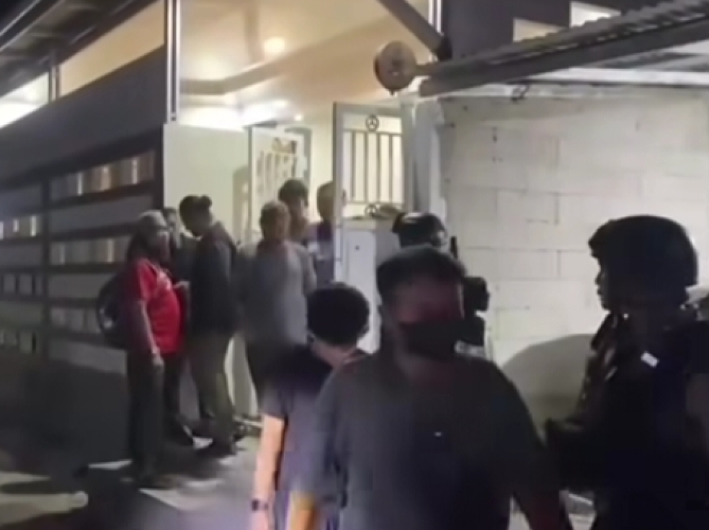 Penggrebekan arena sabung ayam di Perumahan di Jalan Asal Mula, Kecamatan Tamalanrea