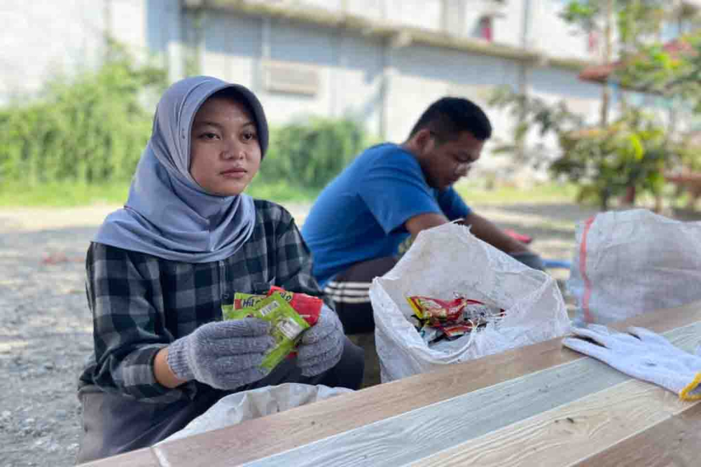 Gabungan siswa Pecinta Alam melakukan Brand Audit 