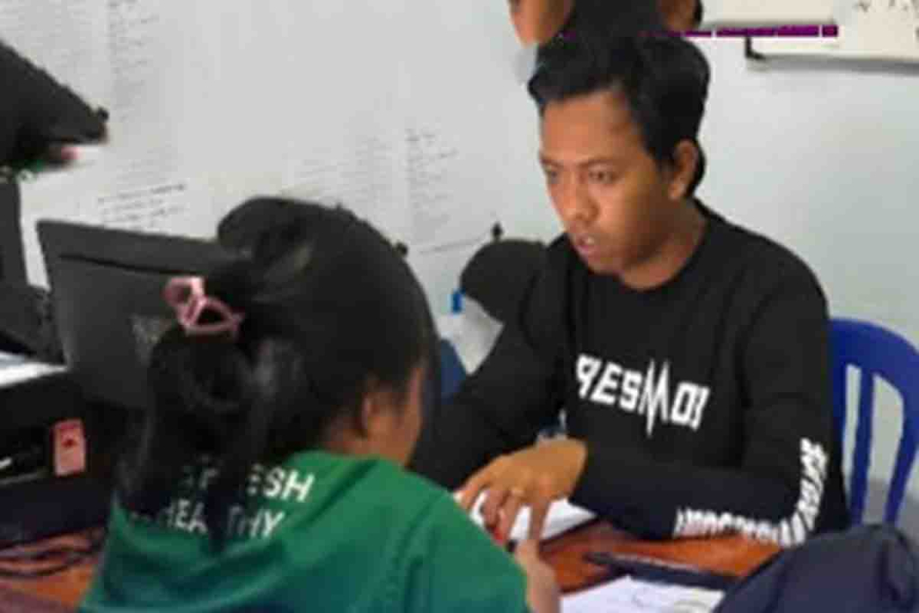 Penyidik Polsek Nusa Penida memintai keterangan kepada tersangka kasus penggelapan
