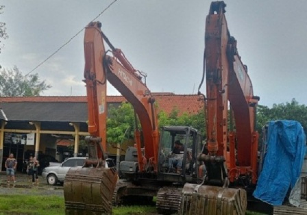 2 unit alat berat yang diamankan Bareskrim Polri dari tambang di Winong