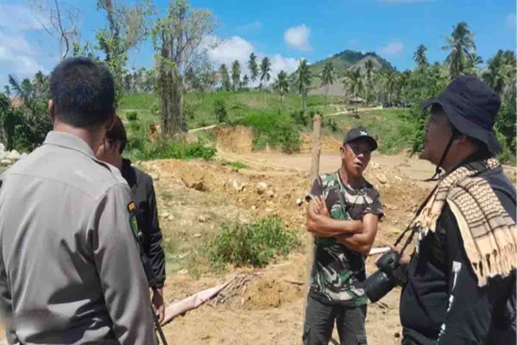 Pria memakai atribut mirip TNI melawan petugas Polres Boalemo