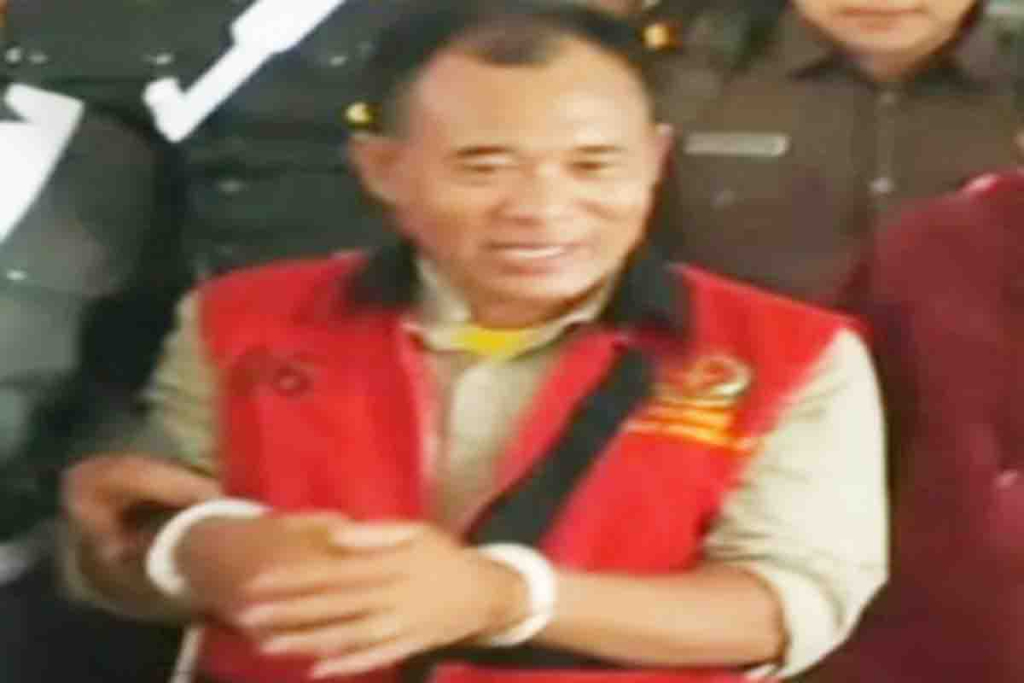 Abdul Kadir saat ditahan Kejari Bangkalan