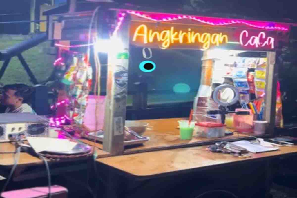 Angkringan Caca yang berlokasi di eks pintu keluar tol Tanggulangin, Desa Ketapang