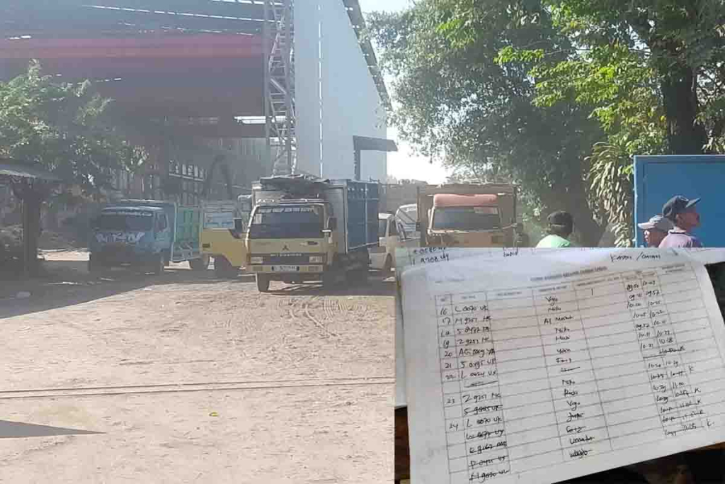 Sejumlah dump truk antri untuk mengangkut tanah urug di area PT Bahagia Steel (BHS)