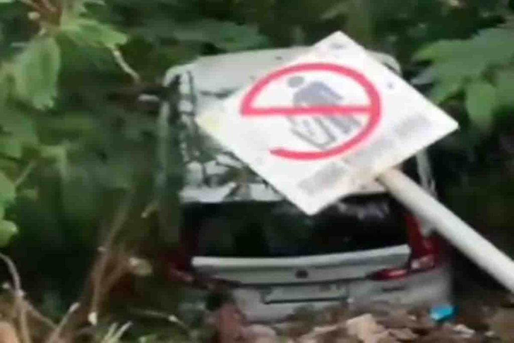 Mobil Ertiga yang ditemukan di jurang kawasan Hutan Tahura R Soerjo, Pacet, Kabupaten Mojokerto