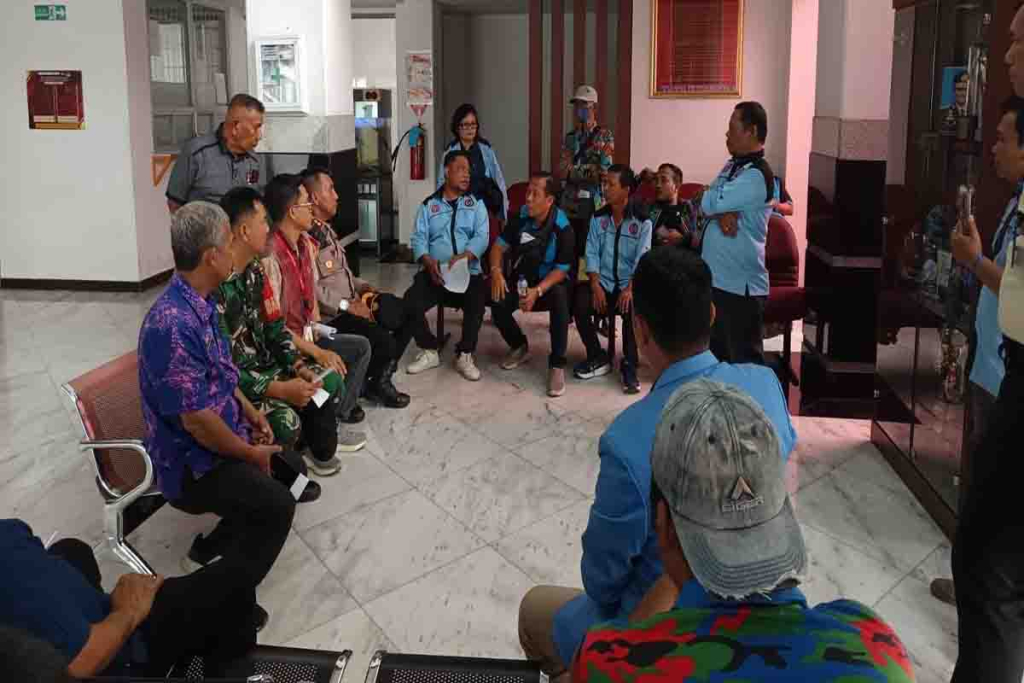 Mediasi antara perwakilan FSPTI - KSPSI dengan pihak Alfamidi Timbang Deli