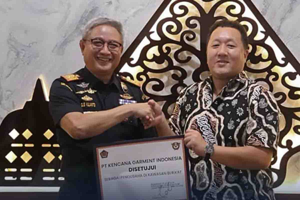 Penyerahan berkas Kawasan Berikat ke perwakilan PT Kencana Garment Indonesia