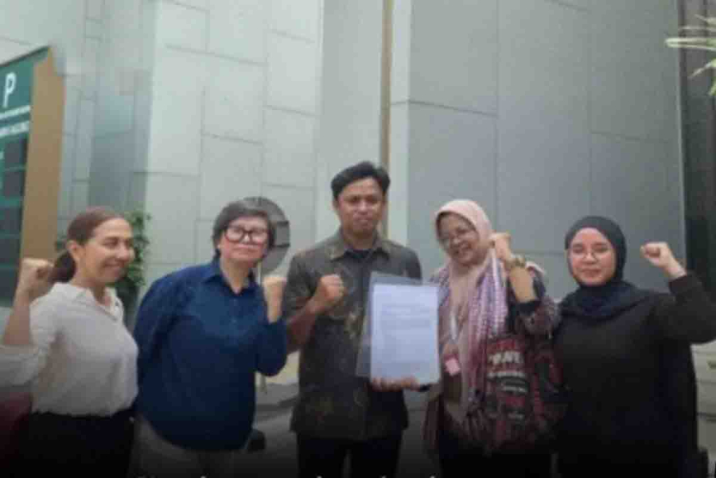 Koalisi Masyarakat Sipil usai memasukkan berkas gugatan ke Mahkamah Agung