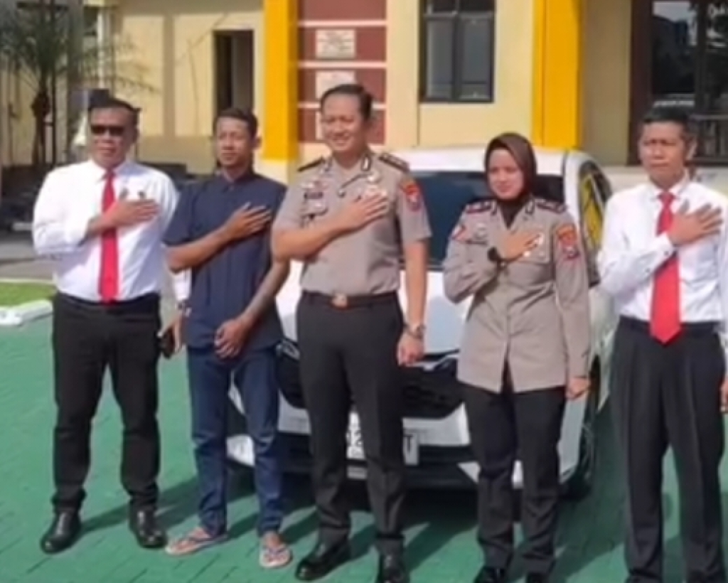 Kapolres Magetan dan Kapolsek Maospati dan jajaran bersama korban penggelapan mobil rental