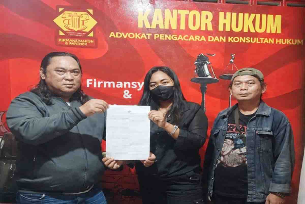 WK (tengah) bersama dengan Dodik Firmansyah (kiri) dan Sukardi