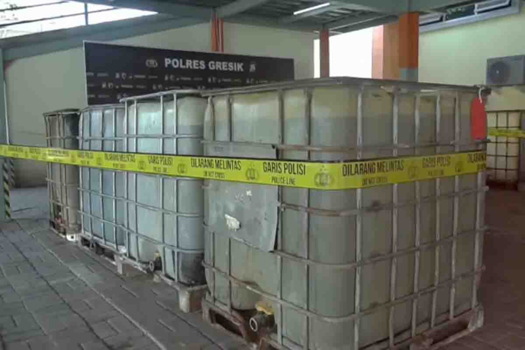 Barang bukti solar subsidi di dalam kempu yang diamankan Polres Gresik