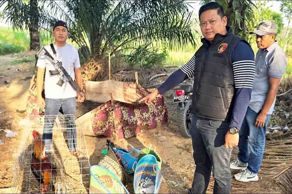 Petugas Polsek Jati Agung di lokasi arena sabung ayam