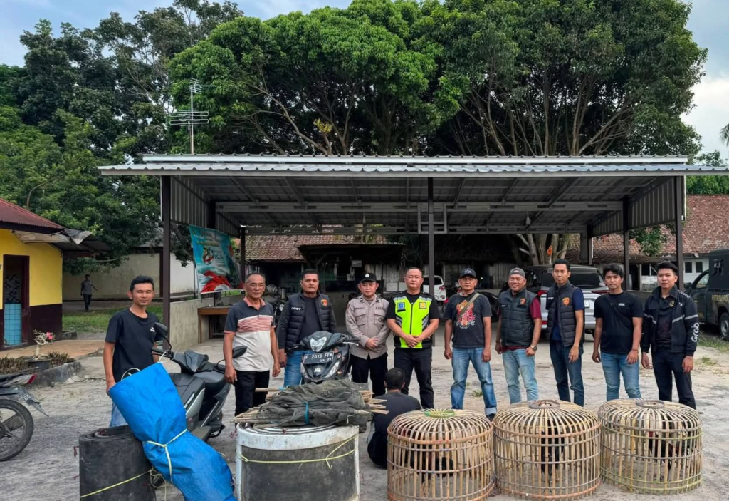 Petugas Polsek Tanjung Raja dan barang bukti perjudian sabung ayam