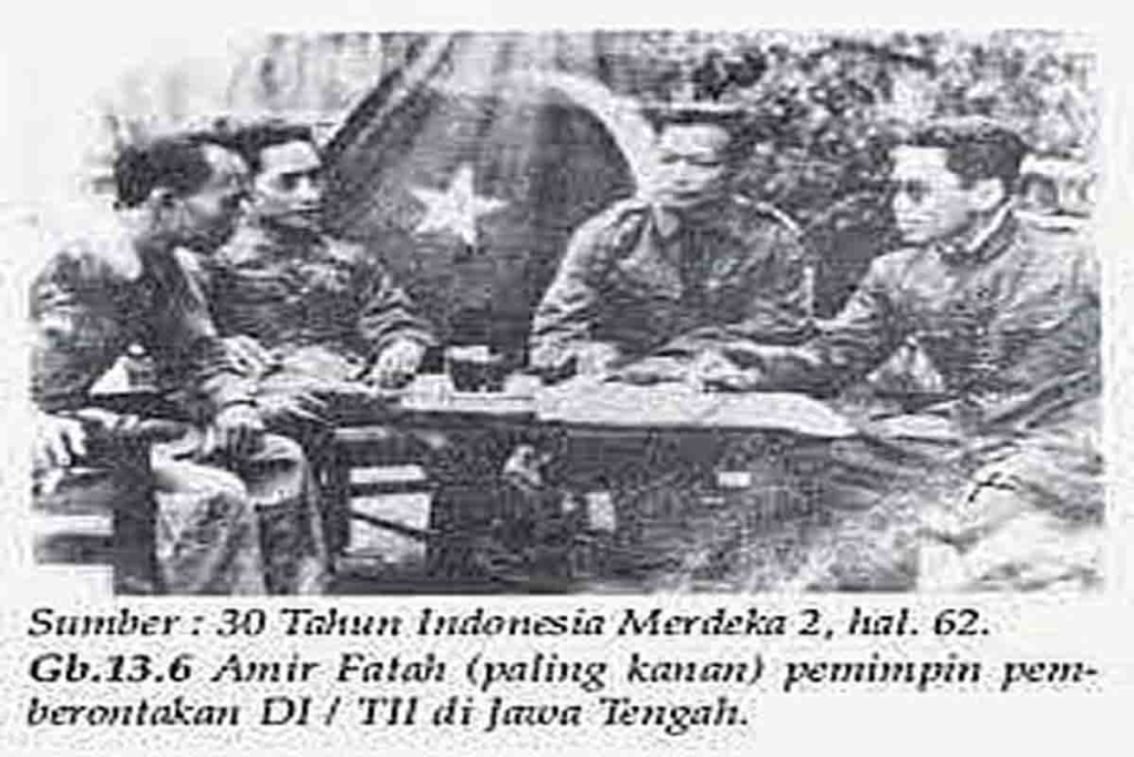Amir Fatah (kanan) dan para pendukungnya