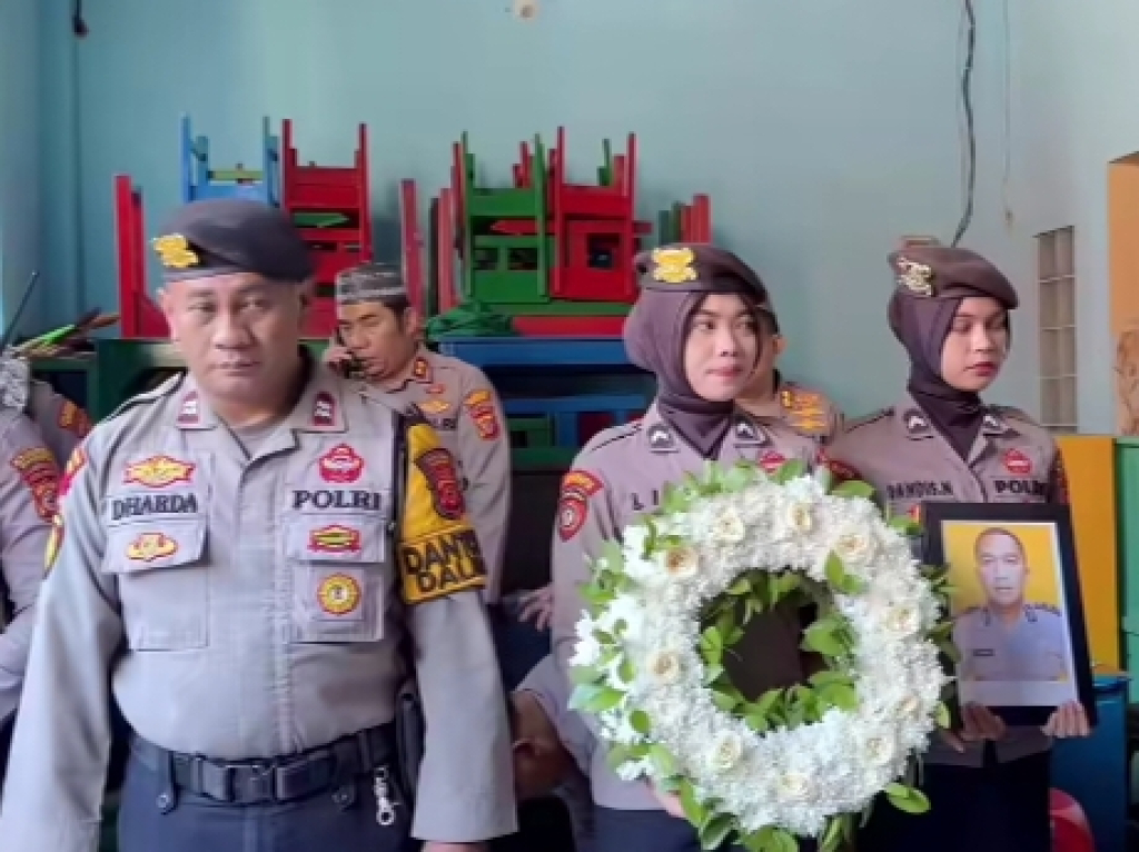 Proses pemakaman almarhum Aiptu Asep Suhara