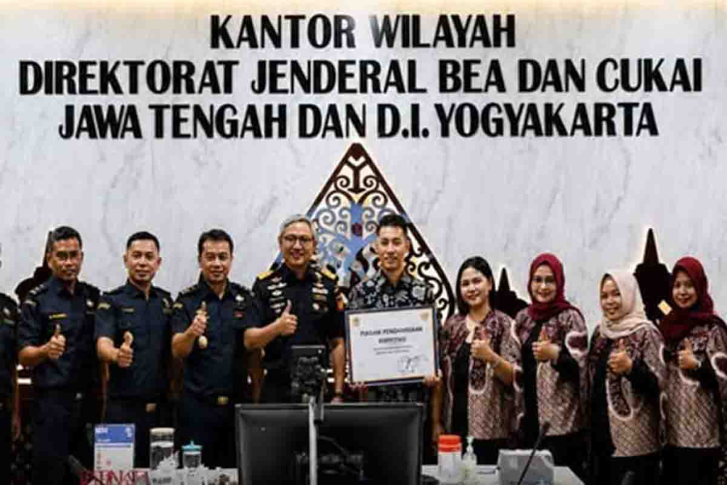 Penyerahan berkas fasilitas kawasan berikat ke perwakilan PT Daw Son Indonesia