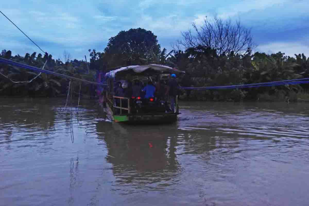 Layanan penyeberangan orang di Sungai di Desa Cangkir, Kabupaten Gresik