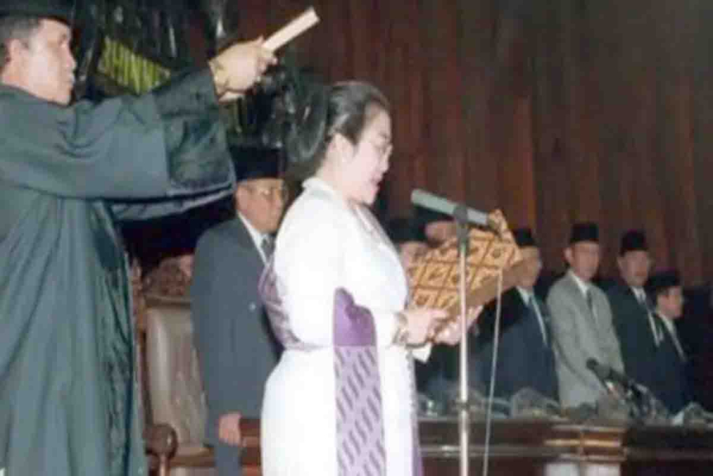 Megawati Soekarno Putri saat dilantik jadi Presiden RI
