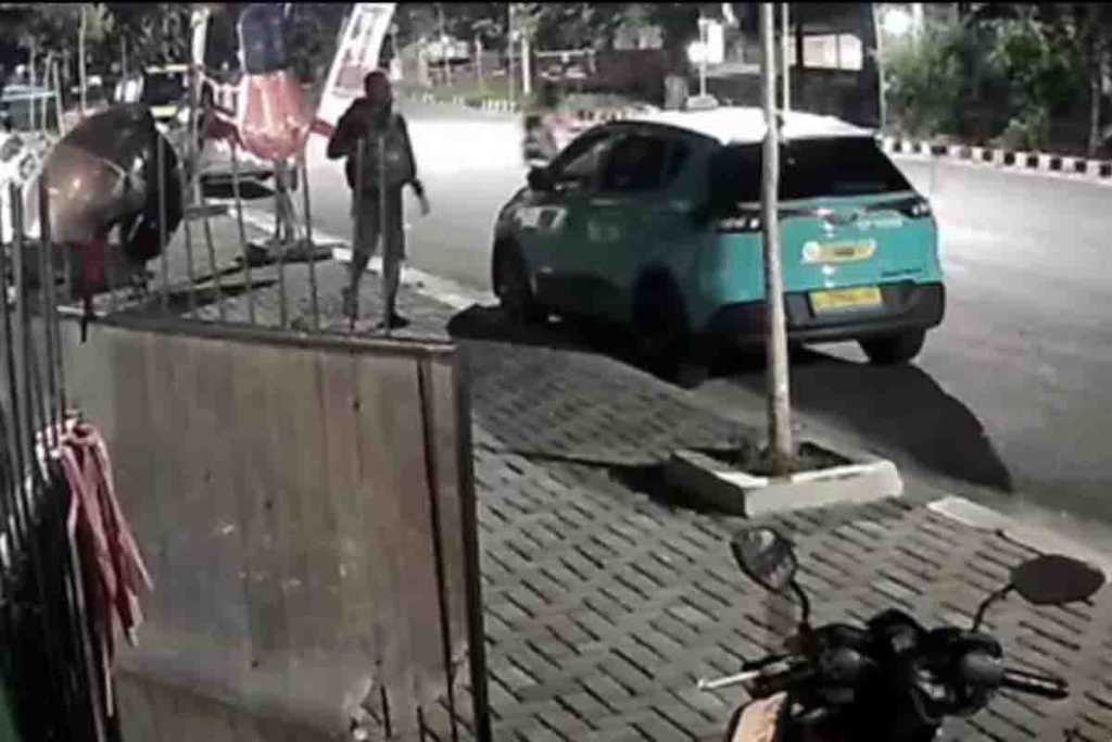 Rekaman CCTV yang berisi terduga pelaku pencurian tas milik Pitono
