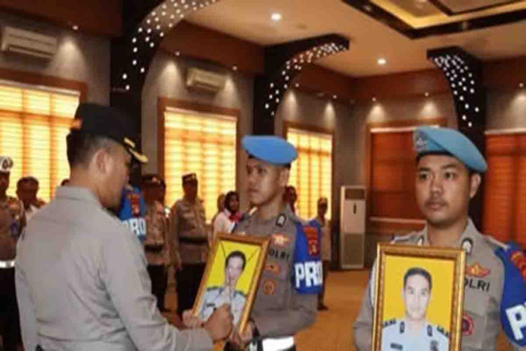 AKBP Ruri Prastowo mencoret foto 2 anggotanya yang dipecat dari Polri