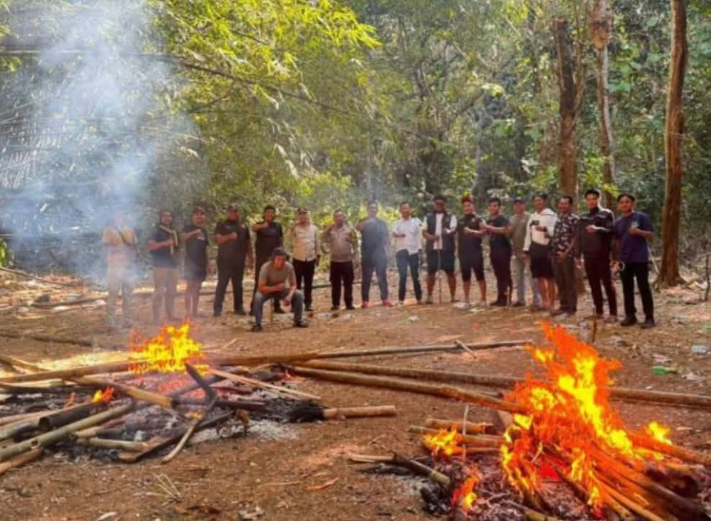 Polisi membakar arena sabung ayam di Kelurahan Waborobo