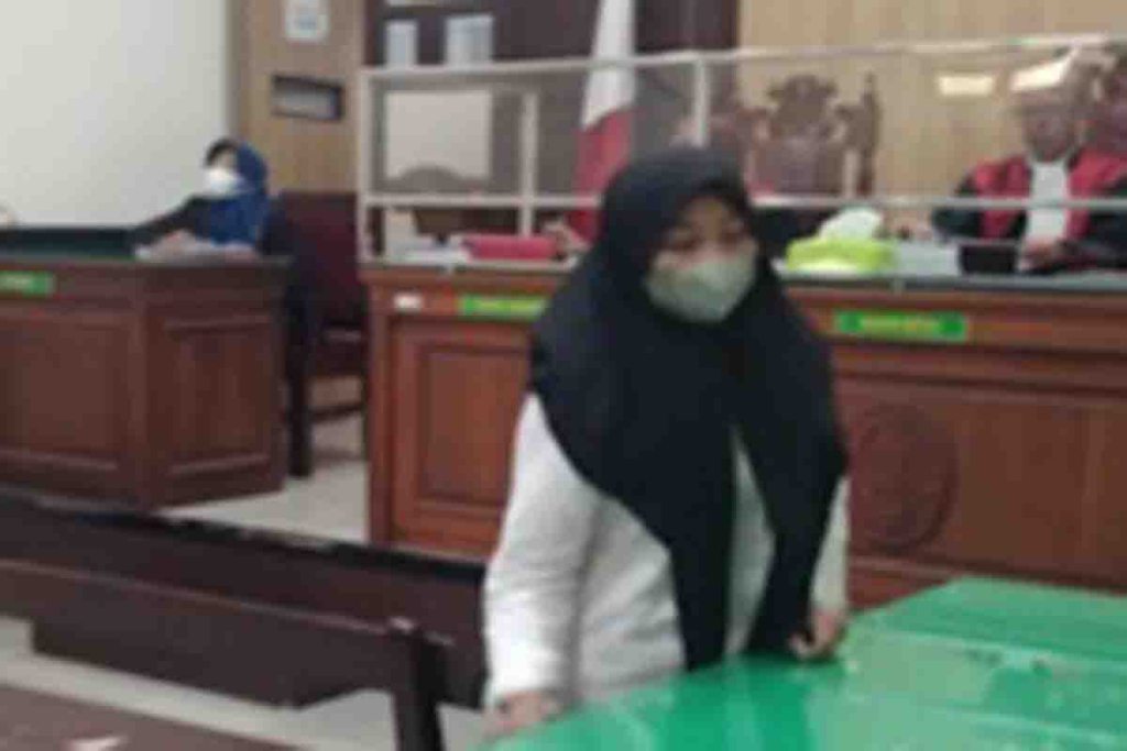 Retnowati Wulandari saat jalani sidang di Pengadilan Negeri Gresik