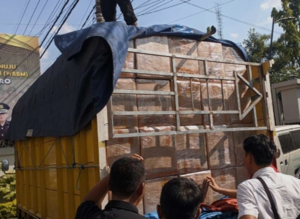 Truk pengangkut rokok ilegal yang dibawa Erick Hozairi