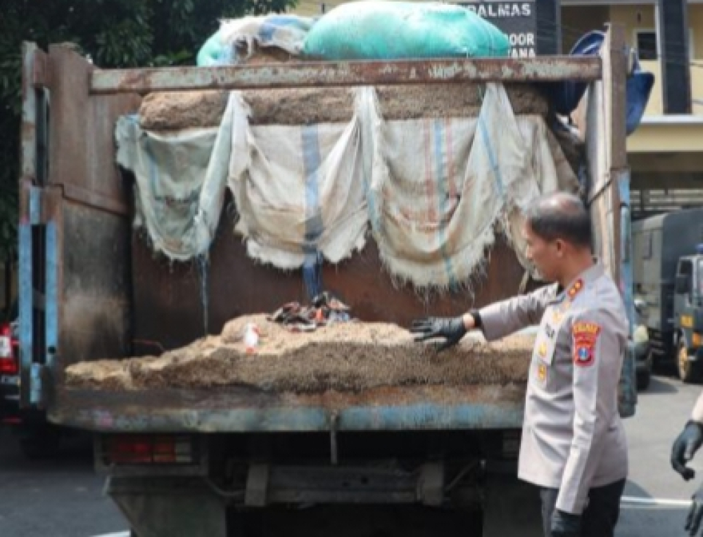 Truk pengangkut Solar subsidi yang diamankan Satreskrim Polres Blitar Kota