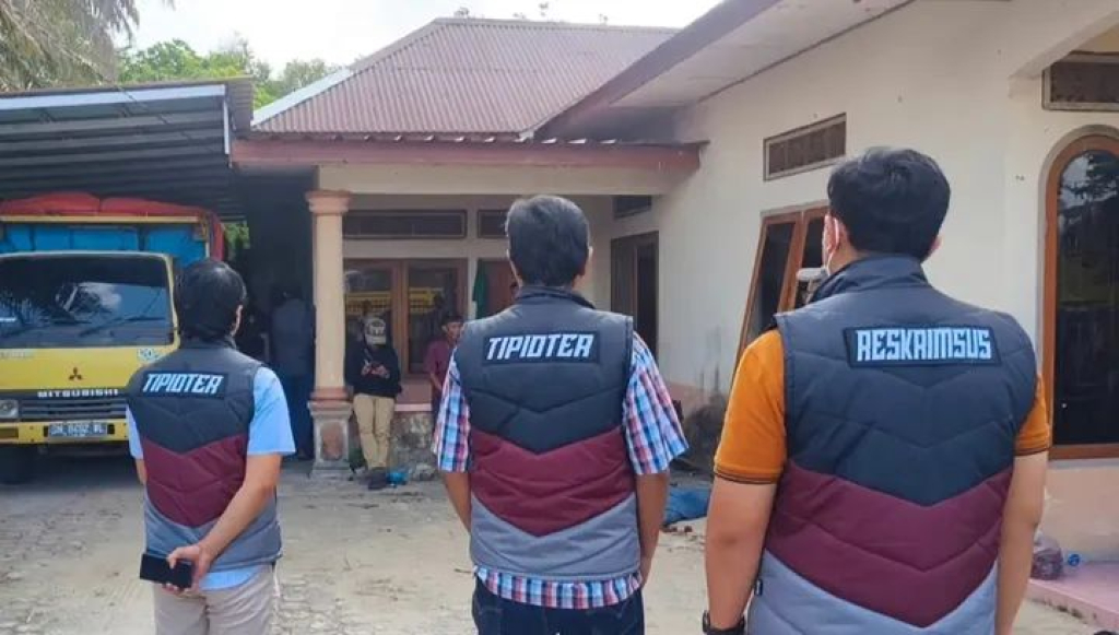 Subdit IV Tipidter Polda Bangka Belitung saat grebek penyimpanan timah