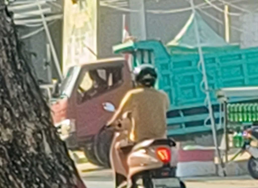 Dump truk keluar dari lokasi urug di lahan yang diurug untuk perumahan di Desa Tambakrigadung