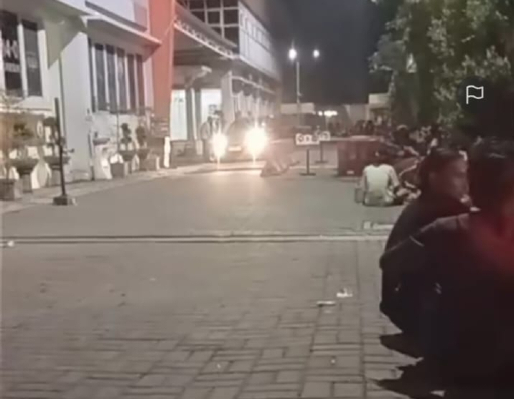 Tampak beberapa warga Desa Tenggor di Polres Gresik pada Kamis dini hari, 3 September 2026