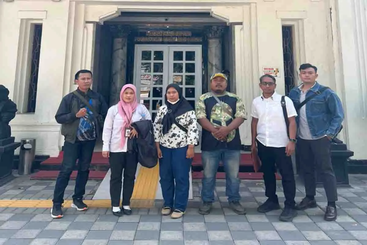 Keluarga korban dugaan pencabulan usai mengikuti sidang di Pengadilan Negeri Surabaya